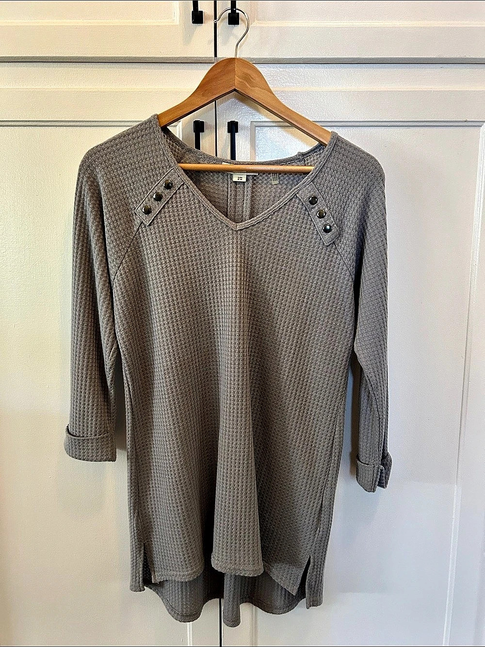 Simply Noelle V-Neck Button Detail Sweater in Gray Size Small